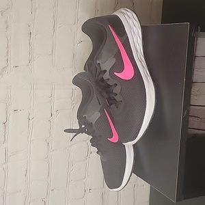 Womens Nike Shoes Size 9 WIDE